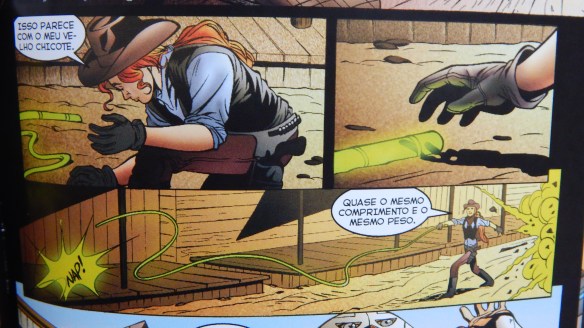 No meio do primeiro ataque inimigo, esta moça que sabe usar chicotes encontra um excelente chicote alienígena dando sopa. Que coincidência gratuita e útil.