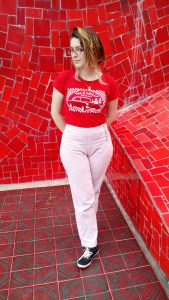 Eu, flagrada de tênis. Para chegar em Santa Teresa subi pela famosa Escadaria Selarón, que, para a minha surpresa, é imensa e tem curvas. E depois tem mais um monte de ladeiras pela frente até chegar à Chácara do Céu.