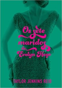 Capa do livro Os sete maridos de Evelyn Hugo: uma foto, editada para ficar toda em verde, de uma mulher com vestido de festa com as mãos no quadril e na cintura. A imagem não mostra o rosto da boca para cima e o título do livro e nome da autora estão aplicados por cima em rosa